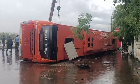 கயத்தாறு கட்டபொம்மன் சிலை முன்பு ஆம்னி பஸ் கவிழ்ந்து விபத்து - ஒருவர் பலி
