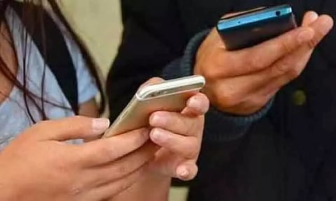 மதுரையில் பள்ளி, கல்லூரிகளுக்கு அருகே போதை பொருட்கள் விற்பனை : புகார் அளிக்க தொலைபேசி எண் வெளியீடு