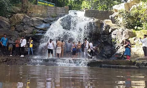 கல்வராயன்மலையில் தொடர் மழை: பெரியார் நீர்வீழ்ச்சியில் சுற்றுலா பயணிகள் குவிந்தனர்