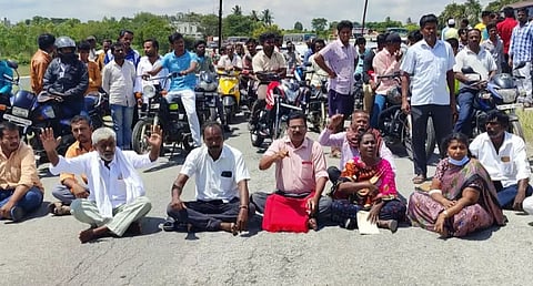 சாலையை சீரமைக்க வலியுறுத்தி கிராம மக்கள் மறியல்