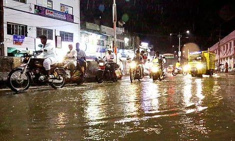 விழுப்புரம் பகுதியில் இடி-மின்னலுடன் பலத்த மழை தாழ்வான இடங்களில் தண்ணீர் தேங்கியது