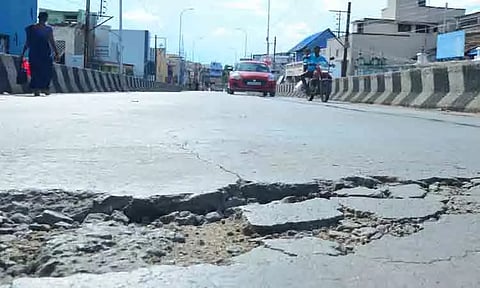 விருதுநகர் ராமமூர்த்தி ரோடு ரெயில்வே மேம்பாலம் சேதமடைந்த நிலை