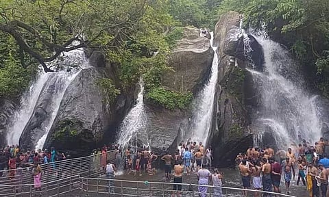 குற்றாலம் அருவிகளில் சுற்றுலா பயணிகள் உற்சாக குளியல்