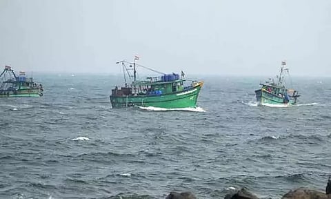 இலங்கை கடற்படையால் கைது செய்யப்பட்ட 6 தமிழக மீனவர்களுக்கு செப்டம்பர் 12-ந்தேதி வரை சிறை