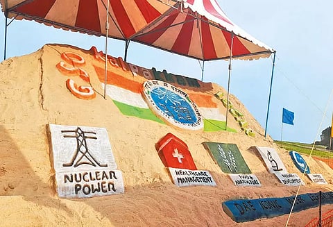 கல்பாக்கம் கடற்கரை பகுதியில் அணுசக்தி துறை சார்ந்த மணல் சிற்பங்கள் வடிவமைப்பு