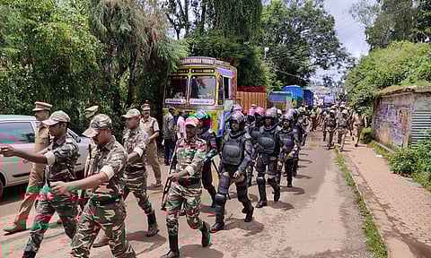 போலீசார் கொடி அணிவகுப்பு