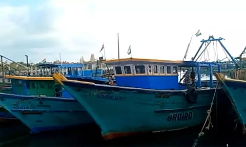 தமிழக மீனவர்கள் கைது - ராமேஸ்வரத்தில் வேலைநிறுத்த போராட்டம்