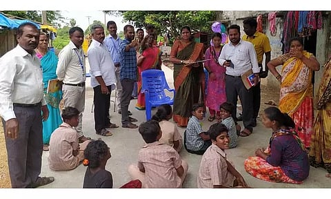 மேல்மலையனூர் நரிக்குறவர் குடியிருப்பில் முதன்மை கல்வி அலுவலர் ஆய்வு