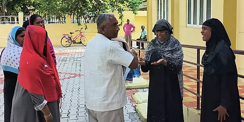 அடமானம் வைத்த வீட்டை அபகரித்ததால் மகள்களுடன் தீக்குளிக்க முயன்ற பெண் ஆரணி கோட்டாட்சியர் அலுவலகம் முன் பரபரப்பு