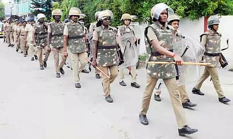 பெரம்பலூர்-லெப்பைக்குடிக்காட்டில் போலீஸ் கொடி அணிவகுப்பு