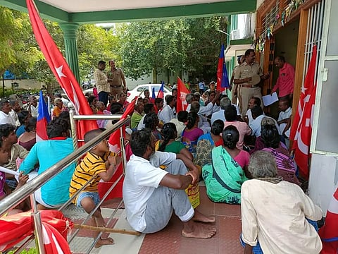 வீட்டுமனை பட்டா வழங்கக்கோரி தாலுகா அலுவலகம் முற்றுகை