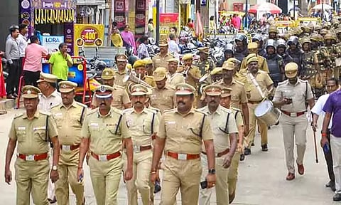 போலீஸ் கொடி அணிவகுப்பு