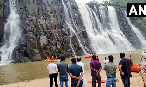 சத்தீஷ்காரில் சோகம்: நீர்வீழ்ச்சியில் குளிக்க சென்ற சுற்றுலா பயணிகள் 6 பேர் பலி