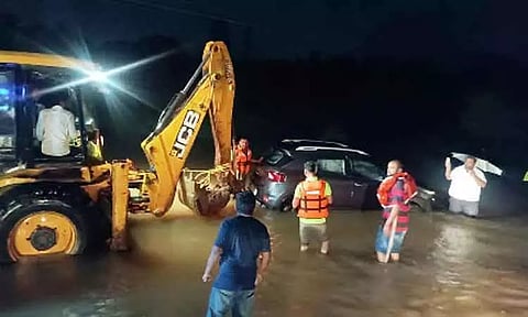 கூகுள் மேப் பார்த்தபடி காரில் சென்று வெள்ளத்தில் சிக்கிய குடும்பத்தினர்