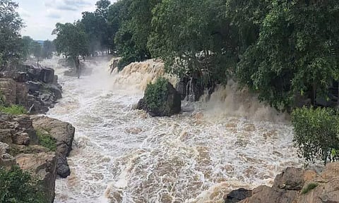 கனமழை எதிரொலி: ஒகேனக்கலுக்கு நீர்வரத்து 1 லட்சத்து 45 ஆயிரம் கனஅடியாக அதிகரிப்பு