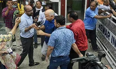 டெல்லி துணை முதல் மந்திரி வங்கி லாக்கரில் சோதனை செய்த சிபிஐ அதிகாரிகள்