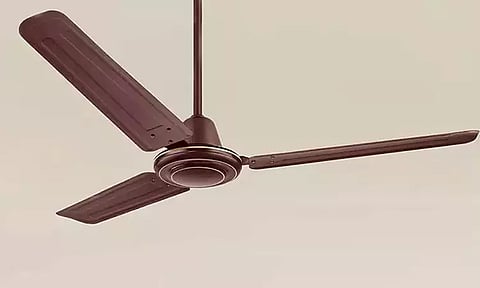 டெல்லி அரசுப் பள்ளி வகுப்பறையில் மின்விசிறி கழன்று விழுந்து மாணவி காயம்!