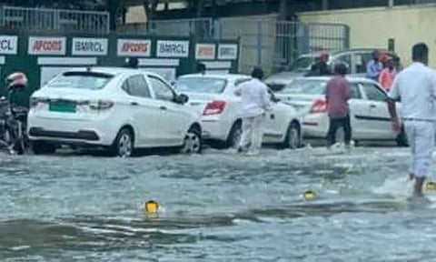 பெங்களூருவில் கனமழை; கடும் போக்குவரத்து நெரிசல்