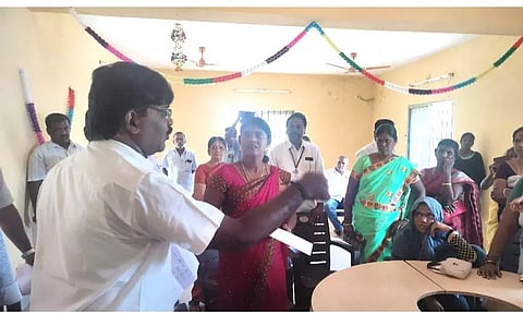 பேரூராட்சி கூட்டத்தில் தி.மு.க. கவுன்சிலர்கள் வெளிநடப்பு