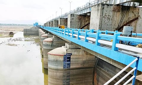 குடகனாறு அணையில் இருந்து தண்ணீர் வெளியேற்றம்