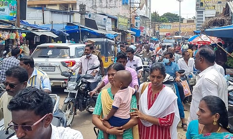 திருவாரூர் கடைவீதியில் பொருட்கள் வாங்க குவிந்த மக்கள்