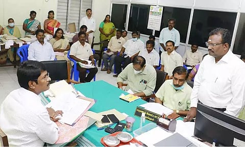 விழுப்புரம் கோட்டாட்சியர் அலுவலகத்தில் கலெக்டர் திடீர் ஆய்வு