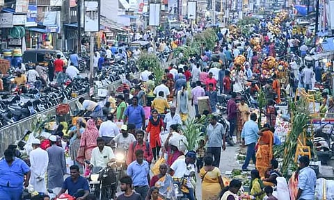 பூஜை பொருட்கள் வாங்க அலைமோதிய மக்கள் கூட்டம்