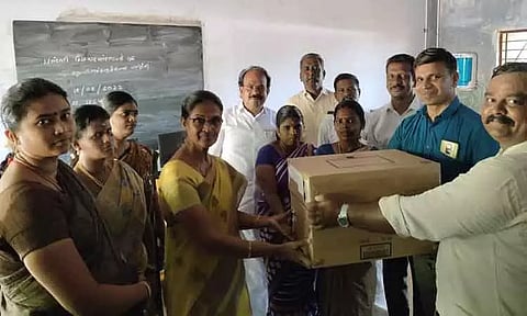 அரசு பள்ளிக்கு இலவச கம்ப்யூட்டர்