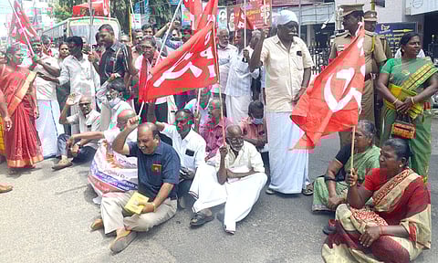 இந்திய கம்யூனிஸ்டு கட்சி சார்பில்விலைவாசி உயர்வை கட்டுப்படுத்தக்கோரி சாலை மறியல்44 பேர் கைது