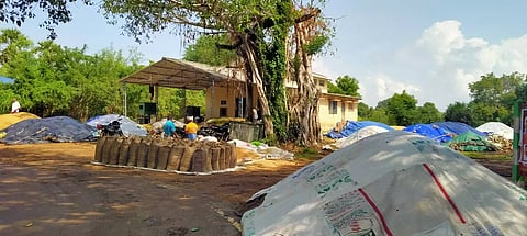 கொள்முதல் நிலையங்களில் நெல் மூட்டைகள் தேக்கம்