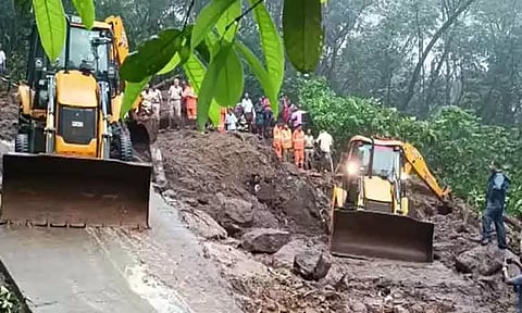 இடுக்கி நிலச்சரிவில் உயிரிழந்த 5 பேரின் உடல்கள் அடக்கம் - கேரள மந்திரிகள் நேரில் அஞ்சலி