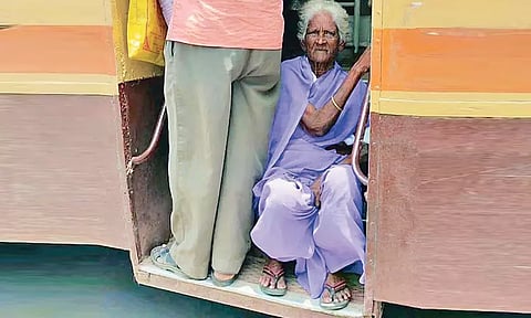 பஸ்சின் படிக்கட்டில் அமர்ந்து ஆபத்தான பயணம் செய்த மூதாட்டி - சமூக வலைதளங்களில் வீடியோ பரவியதால் பரபரப்பு