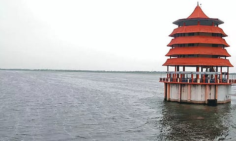 சென்னை புறநகர் பகுதிகளில் தொடர்மழை புழல், செம்பரம்பாக்கம் ஏரிகள் 90 சதவீதம் நிரம்பின