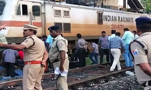 மதுரையில் பொதிகை எக்ஸ்பிரஸ் ரெயில் தடம் புரண்டது - ரெயில் நிலையத்தில் பரபரப்பு...!