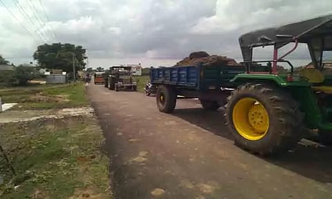 அனுமதியின்றி மண் அள்ளிய 2 டிராக்டர்கள் பறிமுதல்