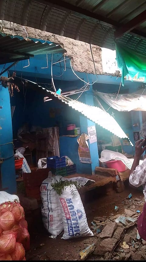 பழனி காந்தி மார்க்கெட்டில் கடையின் மேற்கூரை இடிந்து விழுந்தது