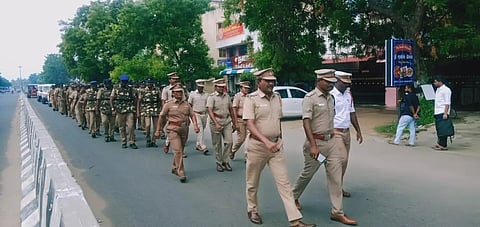 விநாயகர் சதுர்த்தியையொட்டி பரமத்திவேலூரில் போலீசார் கொடி அணிவகுப்பு ஊர்வலம்