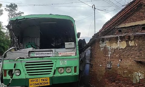வீட்டின் மீது அரசு பஸ் மோதியது