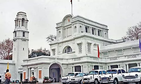 டெல்லி சட்டசபையில் ஆம் ஆத்மி, பா.ஜனதா மோதல் - நாள் முழுவதும் ஒத்திவைப்பு