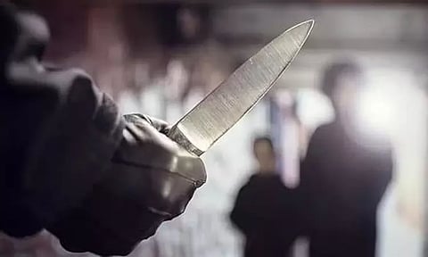 தங்கையை காதலிக்க கூடாது என்றதால் ஆத்திரம்: நண்பரை கத்தியால் வெட்டிய வாலிபர் - தாயுடன் கைது