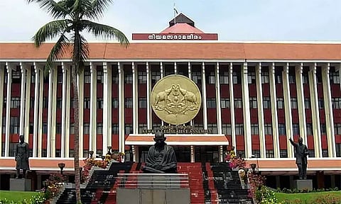 கவர்னரின் அதிகாரத்தைக் குறைக்கும் மசோதா: கேரளாவில் சட்டசபையில் நிறைவேற்றம்
