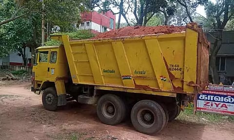 செம்மண் கடத்த முயன்ற டிப்பர் லாரி பறிமுதல்