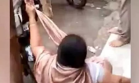 பொது இடத்தில் பெண்ணை தாக்கியதாக நவநிர்மாண் சேனா கட்சி பிரமுகர் உள்பட 3 பேர் மீது வழக்கு