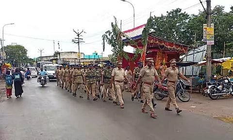 போலீசார் கொடி அணிவகுப்பு