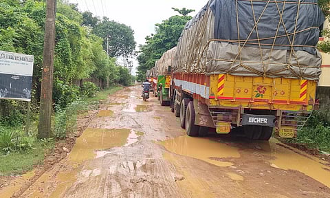 வேலைவாய்ப்பு அலுவலகத்திற்கு செல்லும் சாலை சேறும், சகதியுமாக காணப்படும் அவலம்