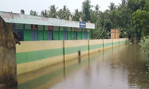 பள்ளிக்கூடத்தை மழை நீர் சூழ்ந்தது