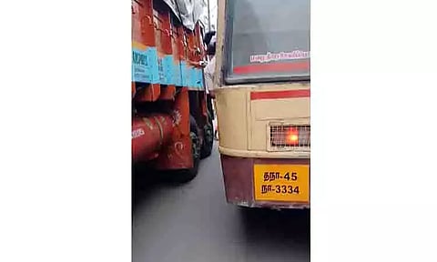 ஓடும் பஸ்சின் படிக்கட்டில் நின்று, லாரியை பிடித்தவாறு மாணவர்கள் ஆபத்தான பயணம்