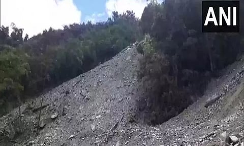 சிக்கிமில் தேசிய நெடுஞ்சாலையில் 32 கி.மீ. தூரத்திற்கு நிலச்சரிவு - வாகன போக்குவரத்து முடக்கம்