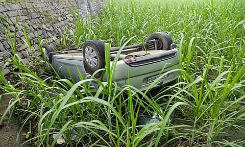 ஆப்பக்கூடல் அருகே சாலையோர பள்ளத்தில் தலைகுப்புற கவிழ்ந்த கார்; தம்பதி உயிர் தப்பினர்