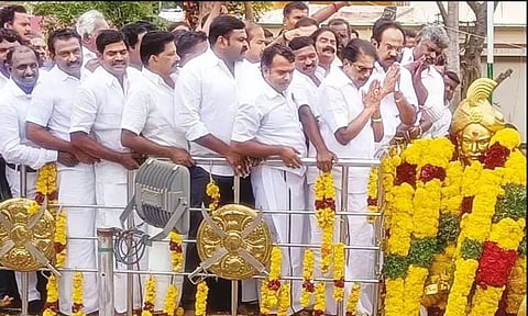 நெற்கட்டும் செவலில் 307-வது பிறந்த நாள் விழா: பூலித்தேவன் சிலைக்கு அமைச்சர்கள் மரியாதை